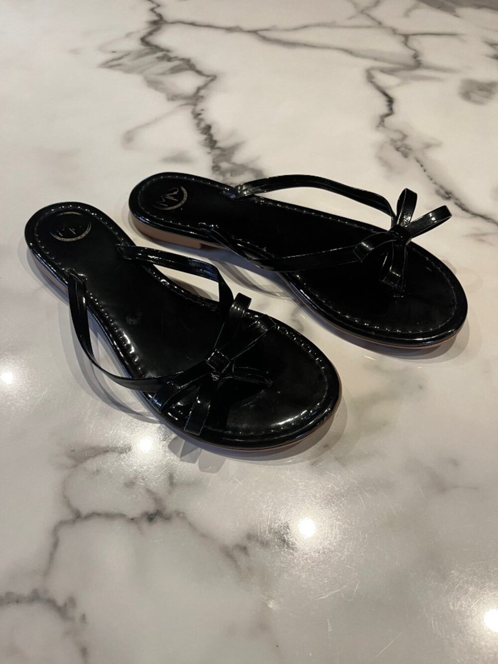 MKS Maker's Shoes black patent bow flip-flop sandal - Size 7 - Picture 3 of 7